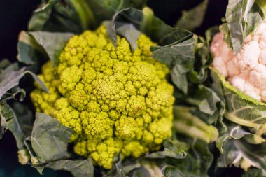 Organik çiftçiler bakkal bir durak üzerinde organik yeşil karnabahar.