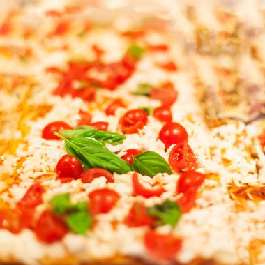 İtalya, domates, geleneksel İtalyan Focaccia pizzeria bir ahır üzerinde pizza Take Away adet Siyah Zeytin ve peynir