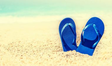 Yaz tatil plaj sahil. Yaz tatil konsepti vintage hippi tarzı ile mavi flip flop