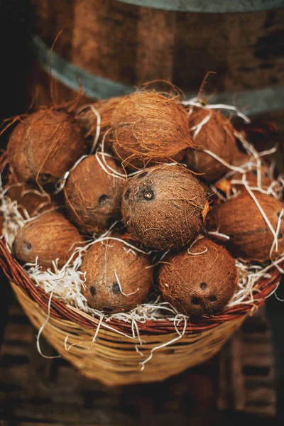 Pilha Cocos Como Fundo Cocos Orgânicos Mercado Uma Cesta Conceito — Fotografia de Stock