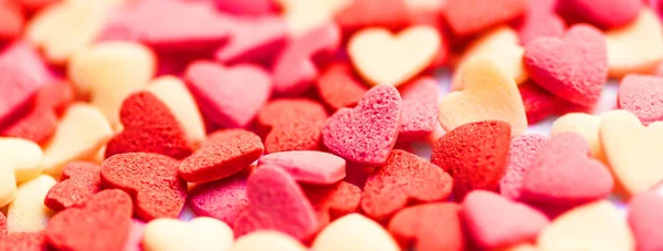 Copyspace と白で心でバレンタインデーの背景 ハート バレンタインの日カード ベーキング装飾の概念砂糖を振りかける — ストック写真