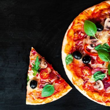 Sıcak pizza dilim mantar, domates, peynir ve fesleğen yaprağı, düz lay ile