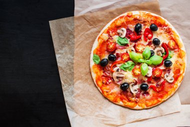 Sıcak pizza dilim mantar, domates, peynir ve fesleğen yaprağı, düz lay ile