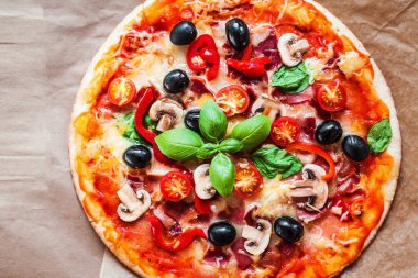 Sıcak pizza dilim mantar, domates, peynir ve fesleğen yaprağı, düz lay ile