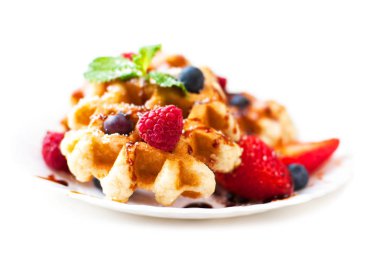 Şurup, çilek, ahududu, nane ve izole üzerinde beyaz arka plan buzlanma ile Belçika waffle u kapatın