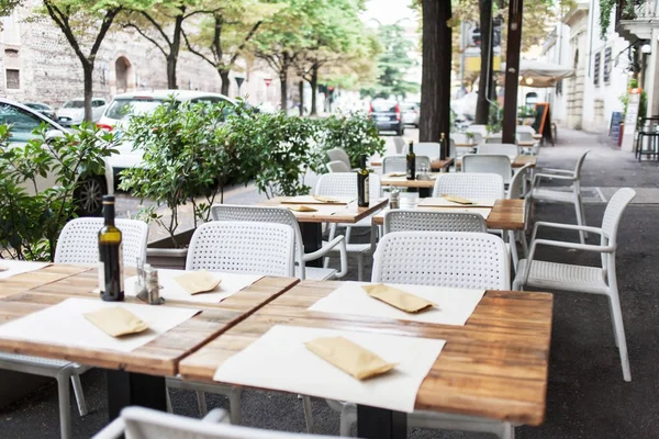 Straßencafé Mit Tischen Und Stühlen Gemütliches Café Freien Tischdekoration — Stockfoto