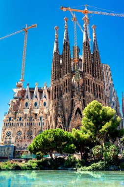 Barcelona, İspanya - 10th Eylül 2017: La Sagrada Familia - Katolik Kilisesi, ünlü Catalan tarafından tasarlanmış İspanya, Barcelona, mimar Antoni Gaudi, yaz günü mavi gökyüzünün altında