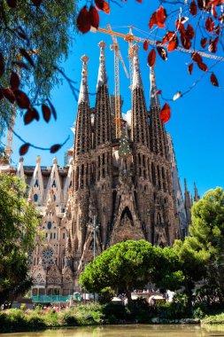 Barcelona, İspanya - 10th Eylül 2017: La Sagrada Familia - Katolik Kilisesi, ünlü Catalan tarafından tasarlanmış İspanya, Barcelona, mimar Antoni Gaudi, yaz günü mavi gökyüzünün altında