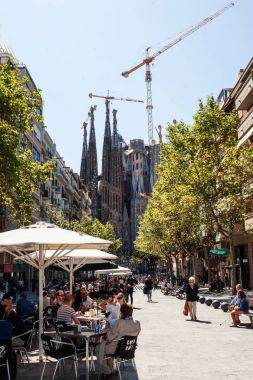 Barcelona, İspanya - 10th Eylül 2017: La Sagrada Familia - Katolik Kilisesi, İspanya, Barcelona, Antoni Gaudi ve Teras Cafe cadde üzerinde kişi ile ünlü Katalan mimar tarafından tasarlanan