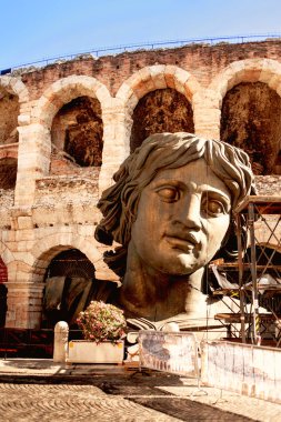 Verona, İtalya - 26 Haziran 2017: Verona Arena (Arena di Verona), İtalya'nın Verona, Veneto bölgesindeki Piazza sutyen içinde opera dekorasyonu ile Roma amfi