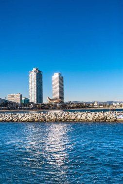 Barcelona, İspanya - 14 Mayıs. 2017: la Barceloneta Beach adlı güzel bir güneşli gün ve Port Olimpic, denizden görüntüleyin. Barcelona, Catalonia, İspanya ünlü turizm