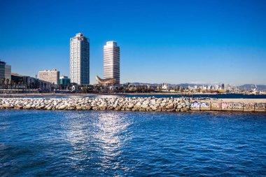 Barcelona, İspanya - 14 Mayıs. 2017: la Barceloneta Beach adlı güzel bir güneşli gün ve Port Olimpic, denizden görüntüleyin. Barcelona, Catalonia, İspanya ünlü turizm