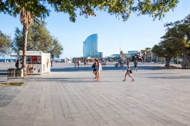 Barcelona, İspanya - 14 Mayıs 2017: W hotel ve mesire La Barceloneta Beach adlı güzel bir güneşli gün, Barselona, İspanya, İspanya