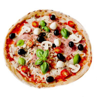 Jambon, mozzarella peyniri, biber ve beyaz arka plan üzerinde izole zeytin pizza. Pizza salam, jambon ve domuz pastırması ile