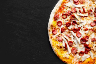 Erimiş mozzarella peyniri siyah taş zemin üzerine et Pizza. Pizza menü