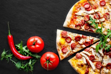 Sosis, mozzarella peyniri ve domates kopya alanı siyah taş zemin üzerine et Pizza. Pizza teslim.