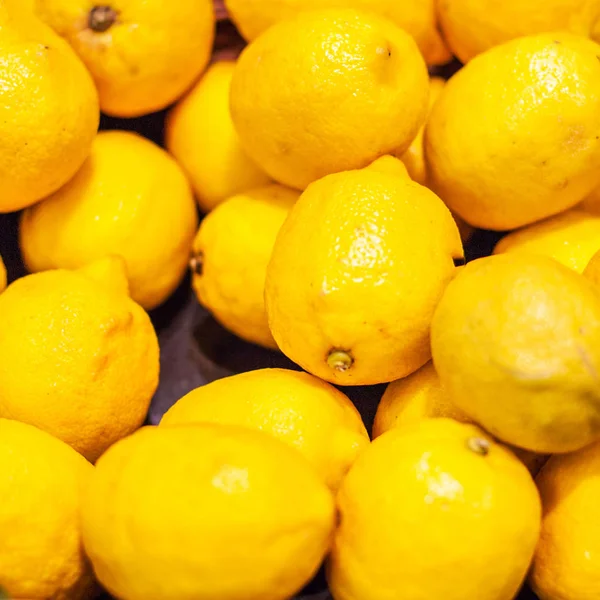 在生物市场或杂货店里 在篮子里展示柠檬的五颜六色 — 图库照片
