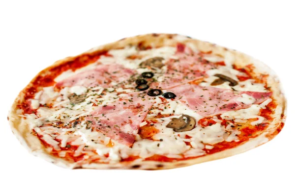 Pizza Italiană Delicioasă Șuncă Piper Măsline Izolate Fundal Alb — Fotografie, imagine de stoc