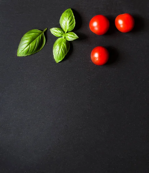 新鮮なトマトとバジルの Copyspace と黒のスレート石黒板 健康的なイタリアの伝統的なカプレーゼ サラダの食材 有機の地中海料理のコンセプトは フラットを置く — ストック写真