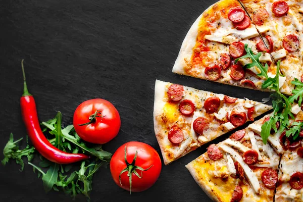 Vlees Pizza Met Worst Kaas Mozzarella Tomaten Zwarte Stenen Achtergrond — Stockfoto