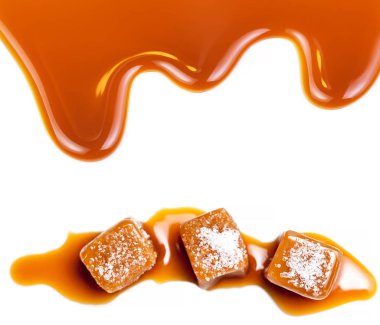 Karamelli şeker ve beyaz bir arka plan üzerinde izole karamel sos. Altın karamela toffee şeker