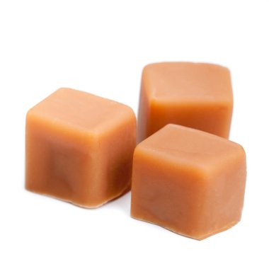 Karamel adet beyaz bir arka plan üzerinde izole. Karamel toffee yakın çekim şekerler