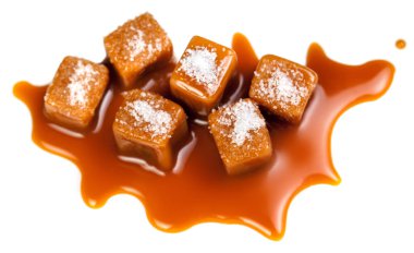 Karamel parçalar ve beyaz arka plan üzerinde izole deniz tuzu tuzlu. Altın Karamelalı şekerleri karamel. Toffees, makro