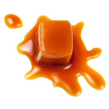 Beyaz bir arka plan üzerinde izole karamelli şeker Tepesi. Karamel toffee yakın çekim şekerler 