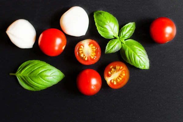 Frische Kirschtomaten Basilikumblatt Mozzarella Käse Auf Schwarzer Schiefertafel Mit Kopierplatz — Stockfoto