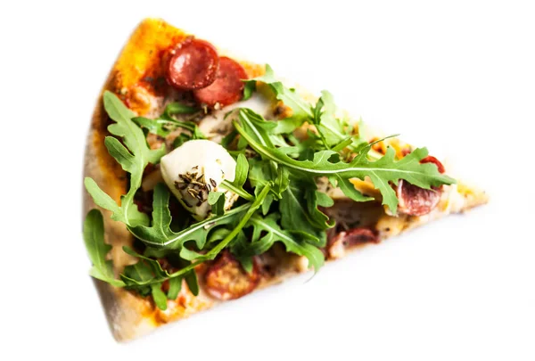 チーズ トマトとバジルの葉が白い背景がある上に分離されて新鮮なイタリア古典的なペパロニのピザのスライス — ストック写真