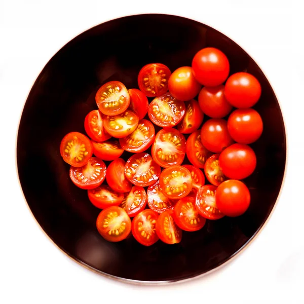 신선한 토마토 슬라이스 배경에 고립에서 샐러드 재료입니다 지중해 — 스톡 사진