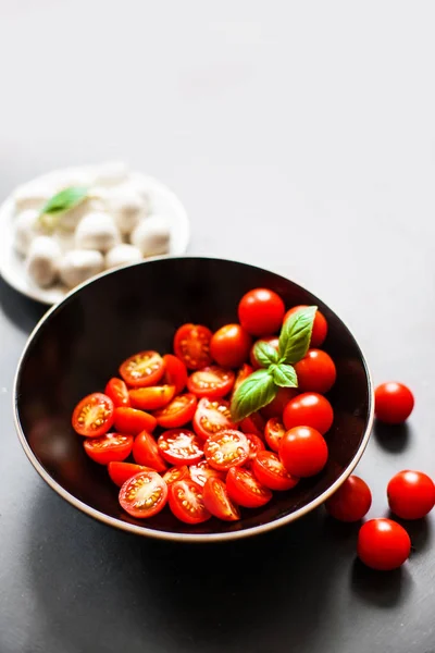 Fresh Italian Caprese Salad Mozzarella Cheese Cherry Tomatoes Dark Plate — Stock Photo, Image