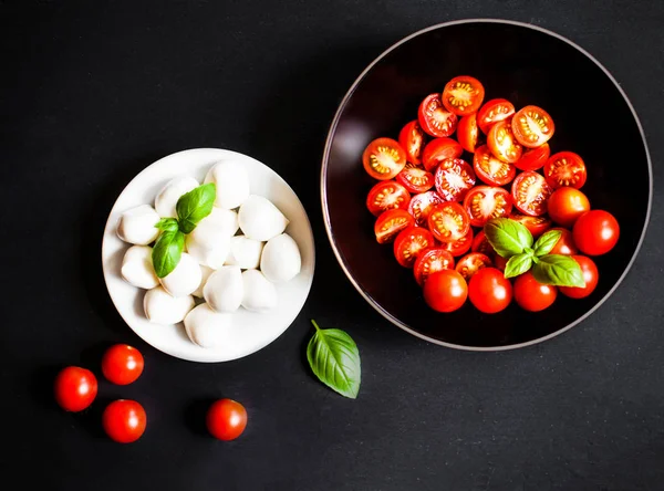 Ensalada Caprese Italiana Fresca Con Queso Mozzarella Tomates Cherry Plato —  Fotos de Stock