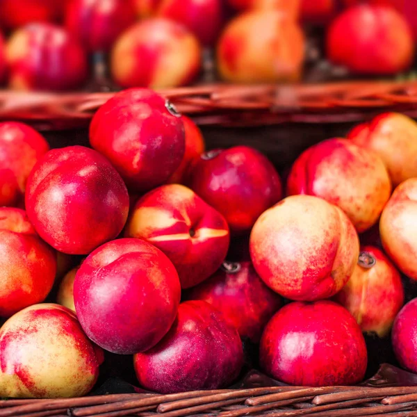 Organic Fresh Ripe Peaches Local Farmer Market Nectarines Display Stall — Stock Photo, Image