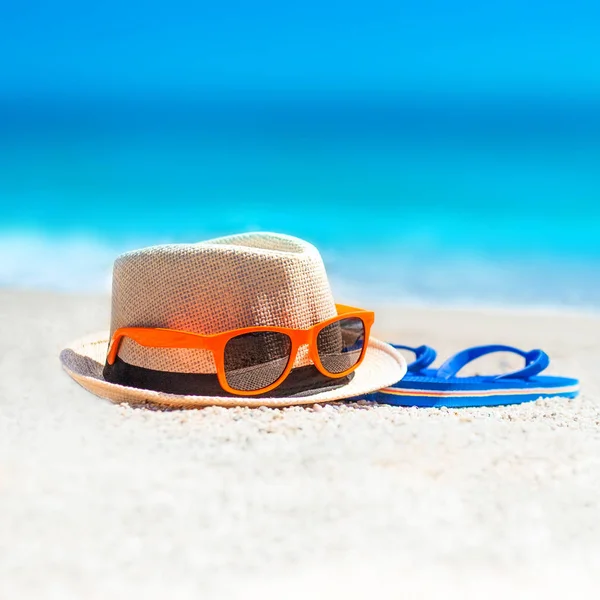 Chanclas Sombrero Playa Gafas Sol Arena Concepto Vacaciones Verano Día — Foto de Stock