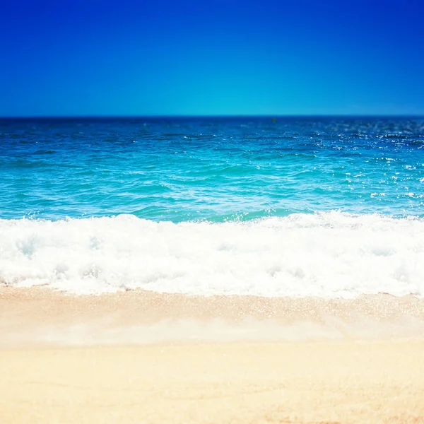 Παραλία Και Απαλό Κύμα Της Μπλε Του Ωκεανού Καλοκαιρινή Μέρα — Φωτογραφία Αρχείου
