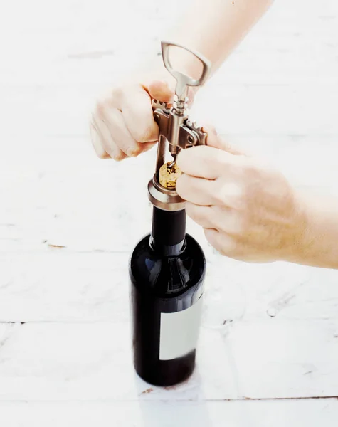 Eine Hand Öffnet Eine Flasche Rotwein Mit Korkenzieher Auf Weißem — Stockfoto