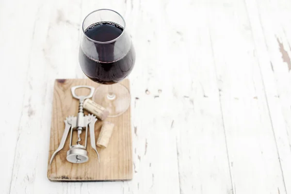 Een Glas Rode Wijn Kurkentrekker Wijnkurken Rustieke Witte Houten Achtergrond — Stockfoto