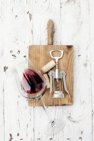 Wijn Proeverij Concept Fles Rode Wijn Glas Kurkentrekker Witte Houten — Stockfoto