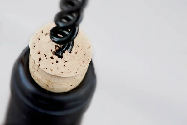 Abrir Una Botella Vino Tinto Con Sacacorchos Negro Sobre Fondo —  Fotos de Stock