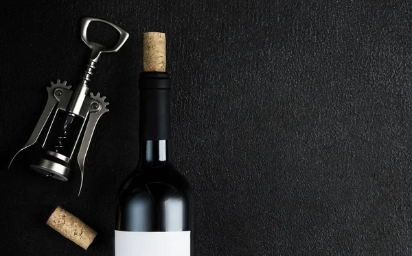 Fles Wijn Met Kurkentrekker Zwarte Stenen Achtergrond Wijn Degustatie Concept — Stockfoto