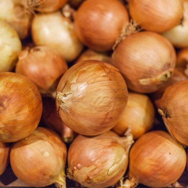 Taze soğan. Renkli ekran içinde çarşı sarı soğan. Soğan arka plan yakın çekim