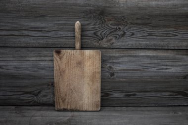 Eski grunge ahşap kesme tahtası koyu arka plan üzerinde. Dokulu mutfak Resepsiyon. Gıda kavramı