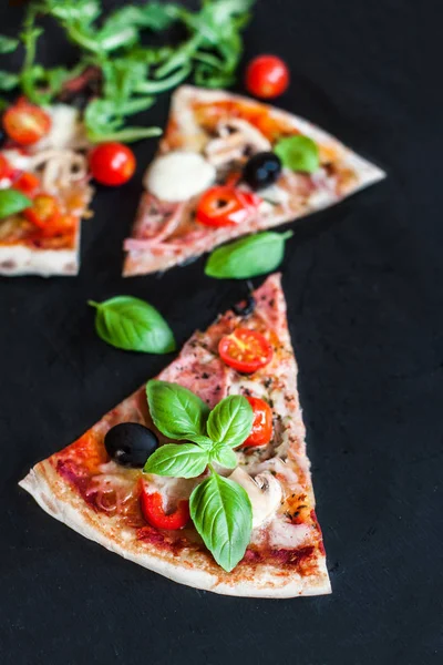 Pizza Margarita Con Pomodori Foglie Basilico Formaggio Margherita Pizza Sfondo — Foto Stock