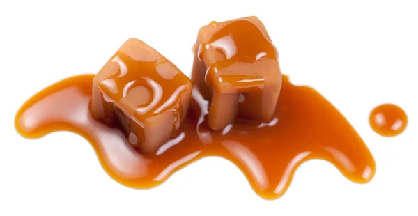 Gezouten Caramel Fudge Snoepjes Geïsoleerd Een Witte Achtergrond Gouden Butterscotch — Stockfoto