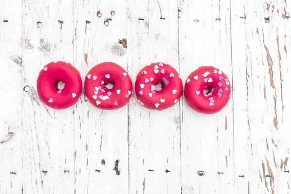 Donuts Avec Des Aspersions Coeur Sur Fond Blanc Bois Donut — Photo