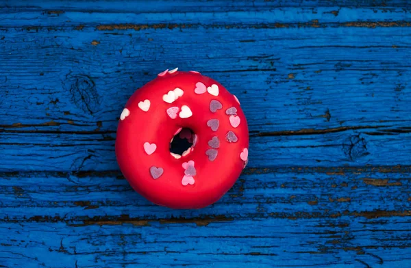 Donut Avec Cœur Saupoudrer Sur Fond Bleu Bois Coloré Donut — Photo