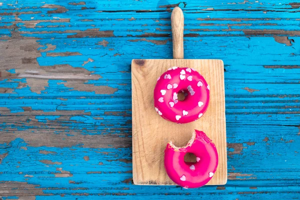 Donut Avec Cœur Saupoudrer Sur Fond Bleu Bois Coloré Donut — Photo