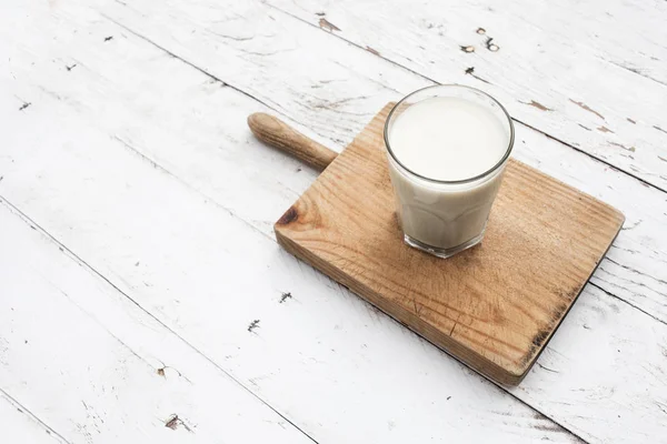 Milchglas Auf Rustikalem Weißem Holztisch Gesundes Frühstück Morgenkonzept Kopierraum — Stockfoto