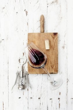 Şarap tatma kavramı - kırmızı şarap cam ve tirbuşon copespace Beyaz ahşap tablo